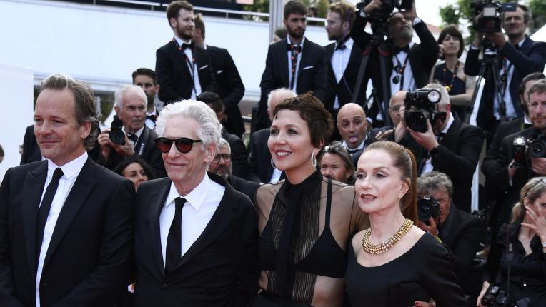  Изискана в черно: Изабел Юпер на аления килим в Кан 