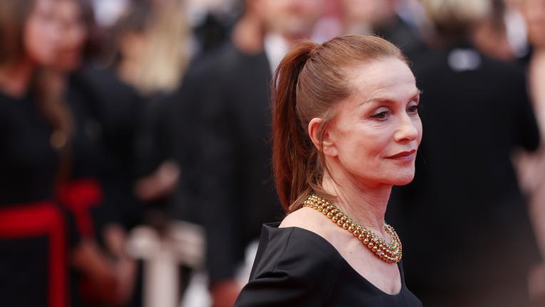  Изискана в черно: Изабел Юпер на аления килим в Кан 