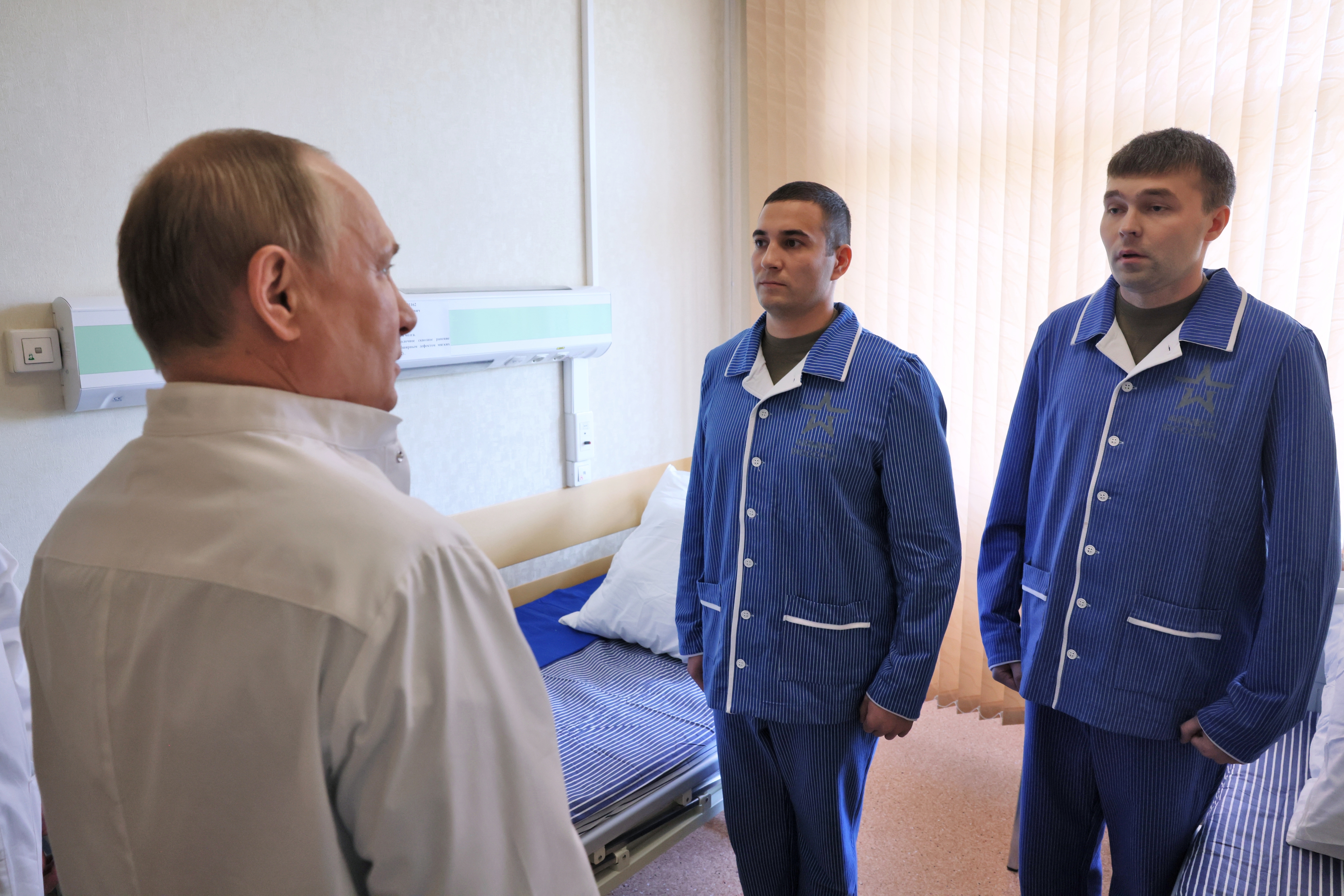 <p>Руският президент Владимир Путин посети днес за пръв път ранени в Украйна руски войници. На кадрите, разпространени от руската телевизия, се вижда как Путин, облечен с бяла престилка, разговаря с войниците в една от московските военни болници.</p>
