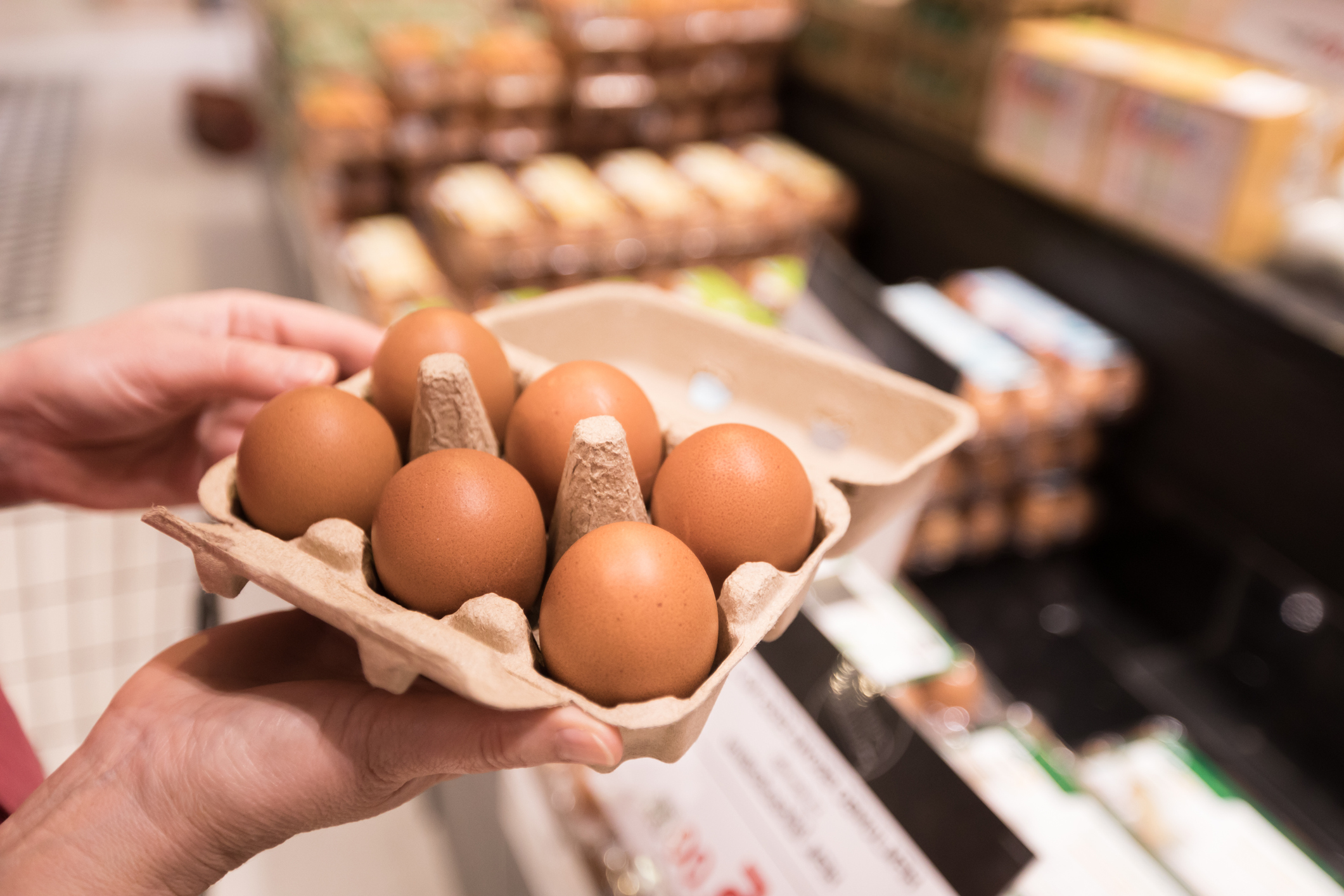<p><strong>Яйца</strong></p>

<p>Макар че яйцата са сравнително евтини основни продукти, които трябва да се съхраняват в хладилника, ако попаднете на такива, които са с голяма отстъпка, може би трябва да помислите два пъти. Повишаването на цената им през последната година, намали потреблението на яйца&nbsp;и често можем да попаднем на стари такива в магазините.</p>
