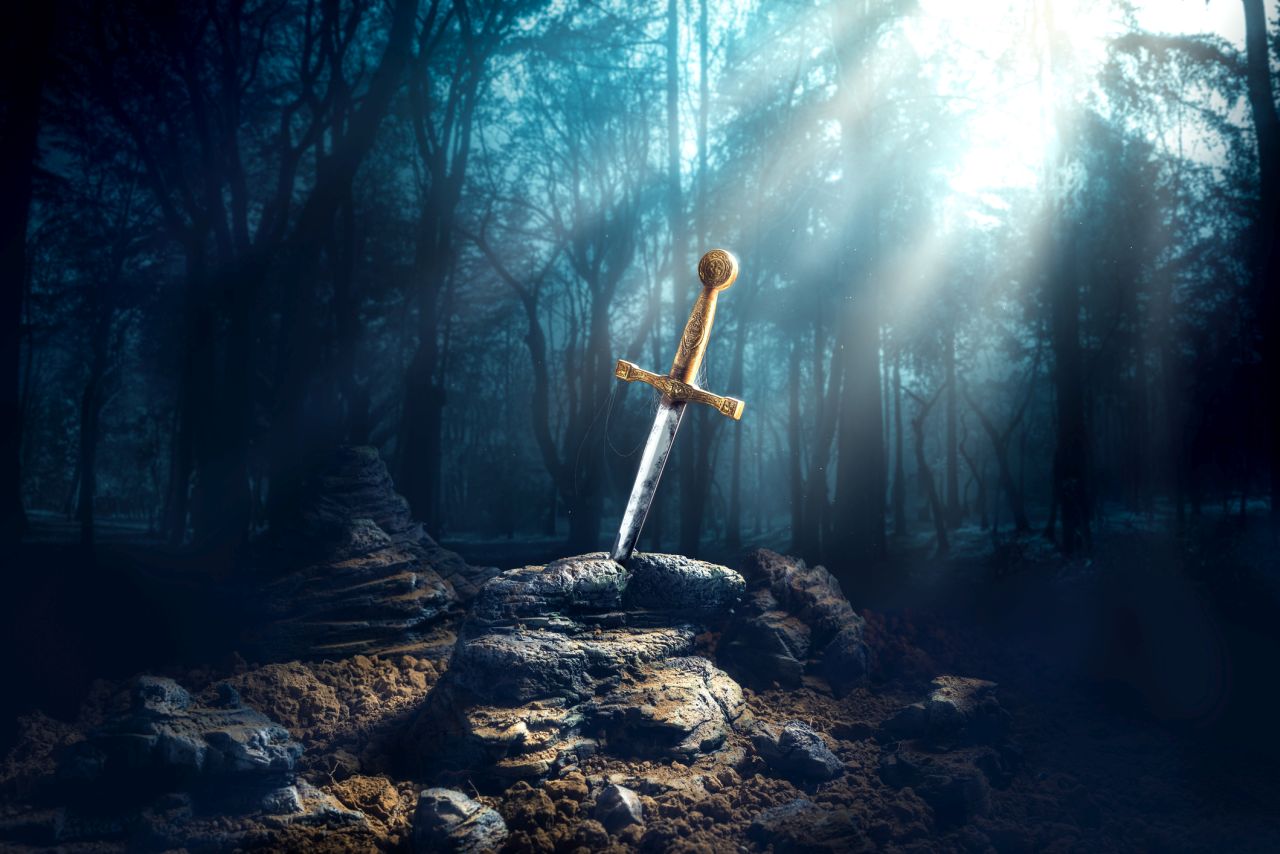 <p><strong>Екскалибур</strong><br />
Екскалибур, легендарният меч на крал Артур, е едно от най-известните митични оръжия на всички времена. Твърди се, че само истинският крал на Англия може да извади меча от камъка, в който е вграден. След като Артур извадил меча, той станал негово оръжие по време на приключенията му с известните рицари на Кръглата маса.</p>