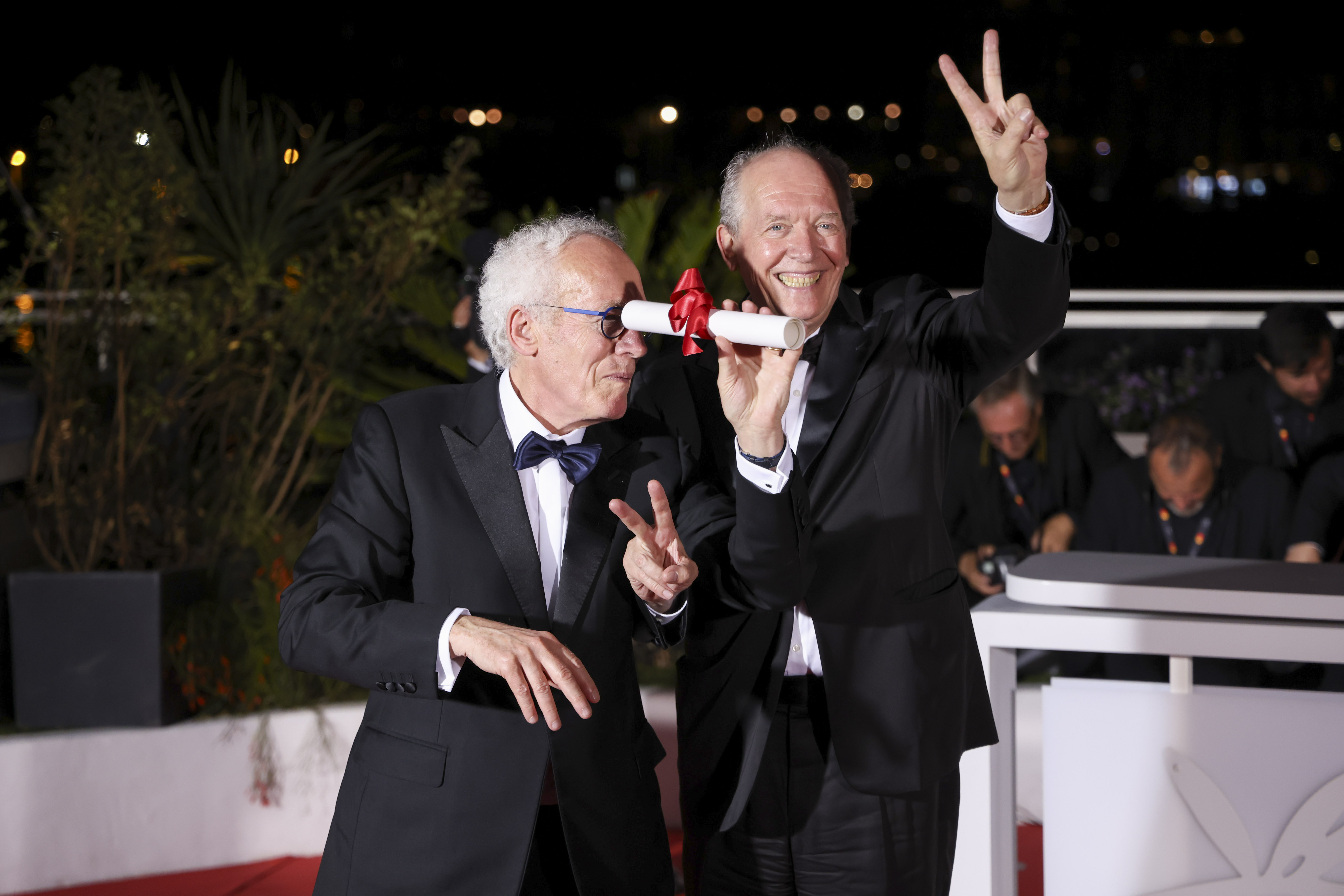 <p>Журито връчи специална награда за 75-ото издание на кинофестивала в Кан на белгийските режисьори, братята Жан-Пиер и Люк Дарден, двукратни носители на &quot;Златна палма&quot; и редовни участници във фестивала, за имигрантската им драма &quot;Тори и Локита&quot;.<br />
&nbsp;</p>
