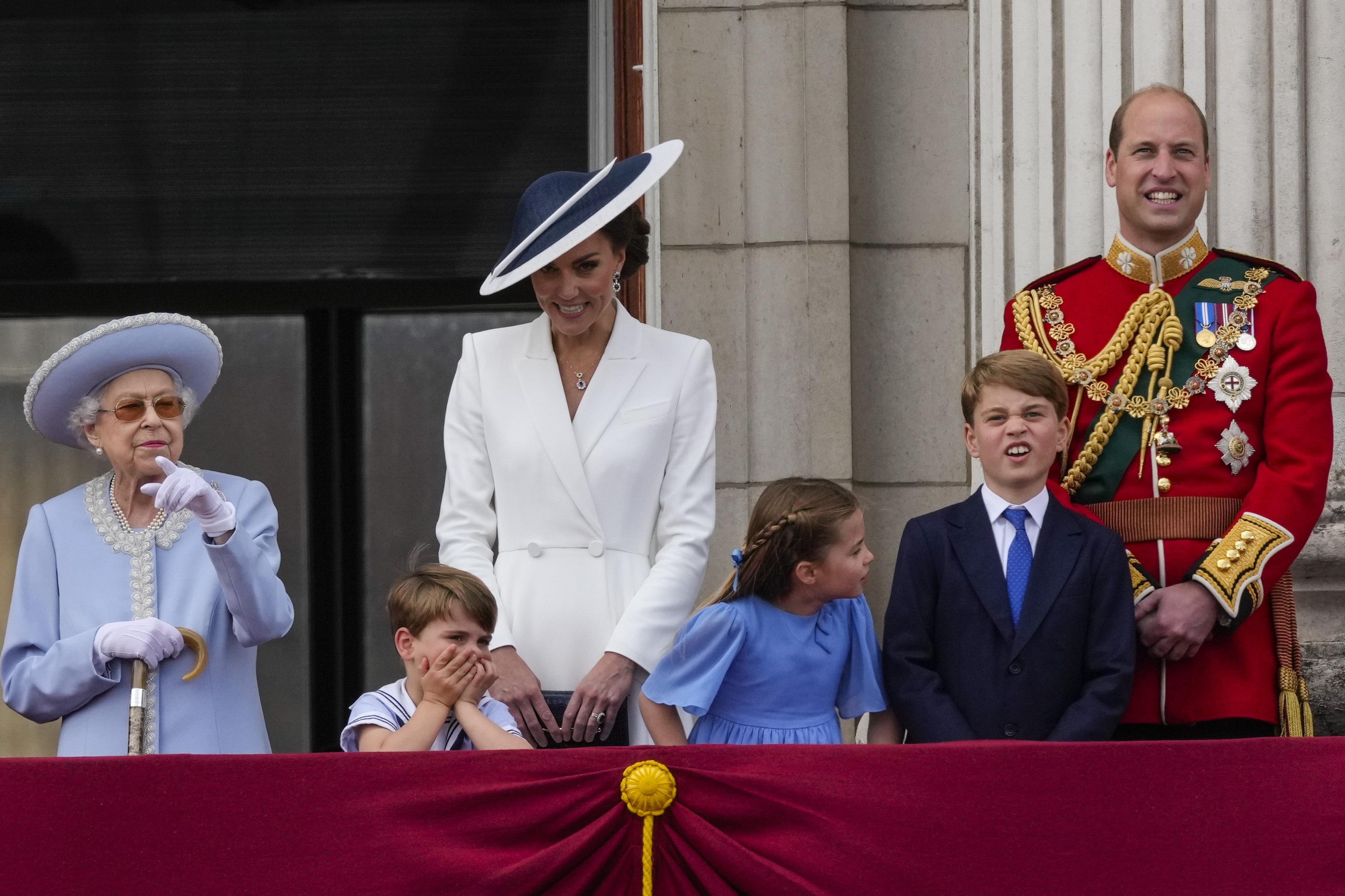 <p>Кралица Елизабет II, принц Луи, Катрин - херцогиня на Кеймбридж, принцеса Шарлот, принц Джордж и принц Уилям - херцог на Кеймбридж на балкона на Бъкингамския дворец</p>