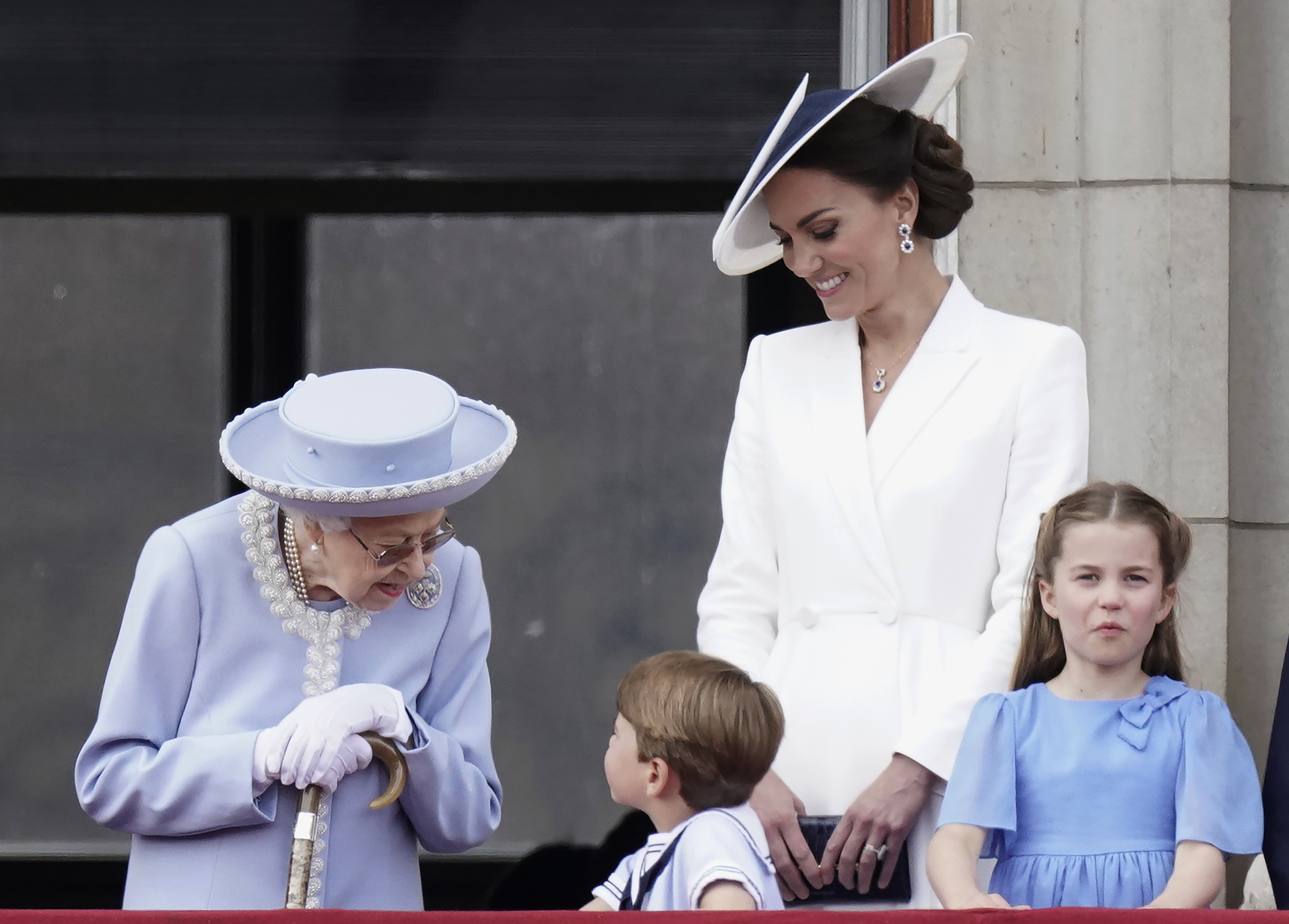<p>Четиридневните тържества за 70-ата годишнина от възкачването на британския престол на Елизабет Втора започнаха днес. А едни от най-чаровните присъстващи са децата на принц Уилям и Кейт Мидълтън - Джордж, Луи и Шарлот</p>
