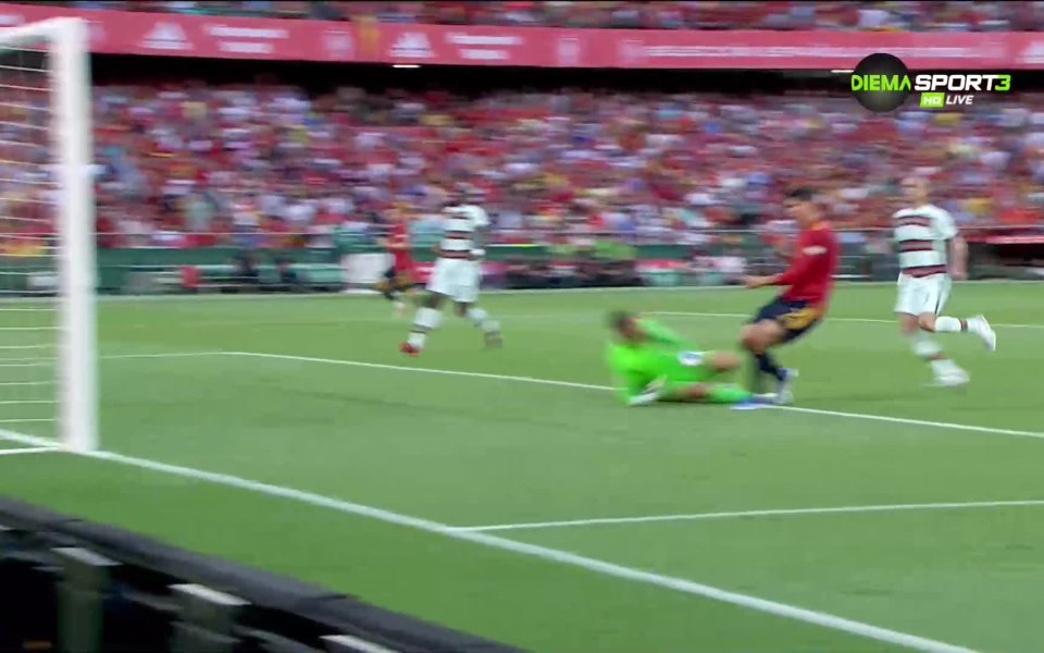 В 25-ата минута Испания откри резултата. Домакините организираха отлична контраатака.