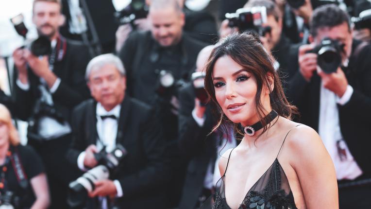  Ева Лонгория в чувствена полупрозрачна рокля - 2022 година, Кан 