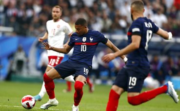 Съставите на Франция и Дания играят при резултат 0 0 в