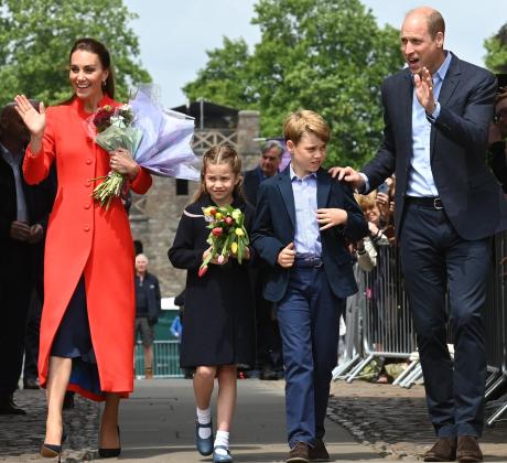 Кейт Мидълтън и принц Уилям пристигнаха в Уелс а към тях