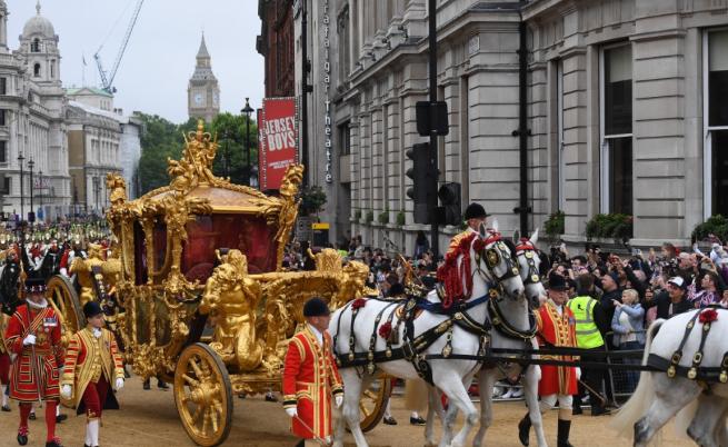 Грандиозно шествие в Лондон за юбилея на Елизабет II