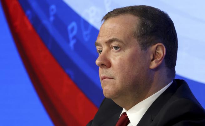 Медведев с предупреждение към Макрон: Русия няма повече червени линии за Франция