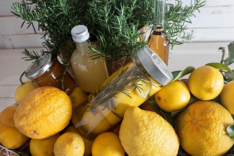 <p><strong>Изплакване с оцет от розмарин/лимонов сок</strong></p>

<p>Счукайте пресен розмарин и го добавете към буркан с ябълков оцет или изтискан и добре прецеден лимон.<br />
Следвайте същите стъпки като при маслото &bdquo;Направи си сам&ldquo; в предишния слайд и съхранявайте на хладно и тъмно място в продължение на 2-4 седмици.<br />
След измиване на косата с шампоан комбинирайте 1/4 чаша от розмариновия оцет с 1-2 чаши вода и изплакнете косата с него.<br />
НЕ ИЗПЛАКВАЙТЕ с вода след това.</p>

<p>Това е най-добре да се използва като нежно почистващо средство, средство за третиране на косата за постигане на Ph баланс (за предотвратяване на пърхота) или за блясък и подхранване.</p>
