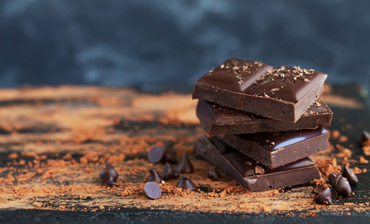 <p><strong>Черен шоколад</strong></p>

<p>Вероятно ще ви изненадаме, но стига да е съставен от поне 70% какао, черният шоколад може да ви помогне с подуването на корема&nbsp;благодарение на високото съдържание на фибри. Но не яжте прекалено много - само едно-две квадратчета дневно.</p>

<p>&nbsp;</p>