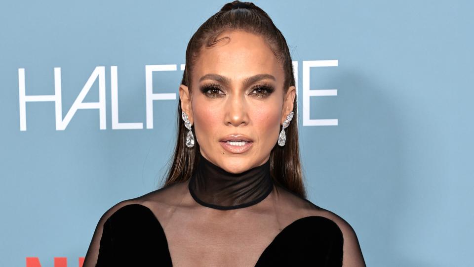 Дженифър Лопес живее живота си на прясно сгодена жена, модна