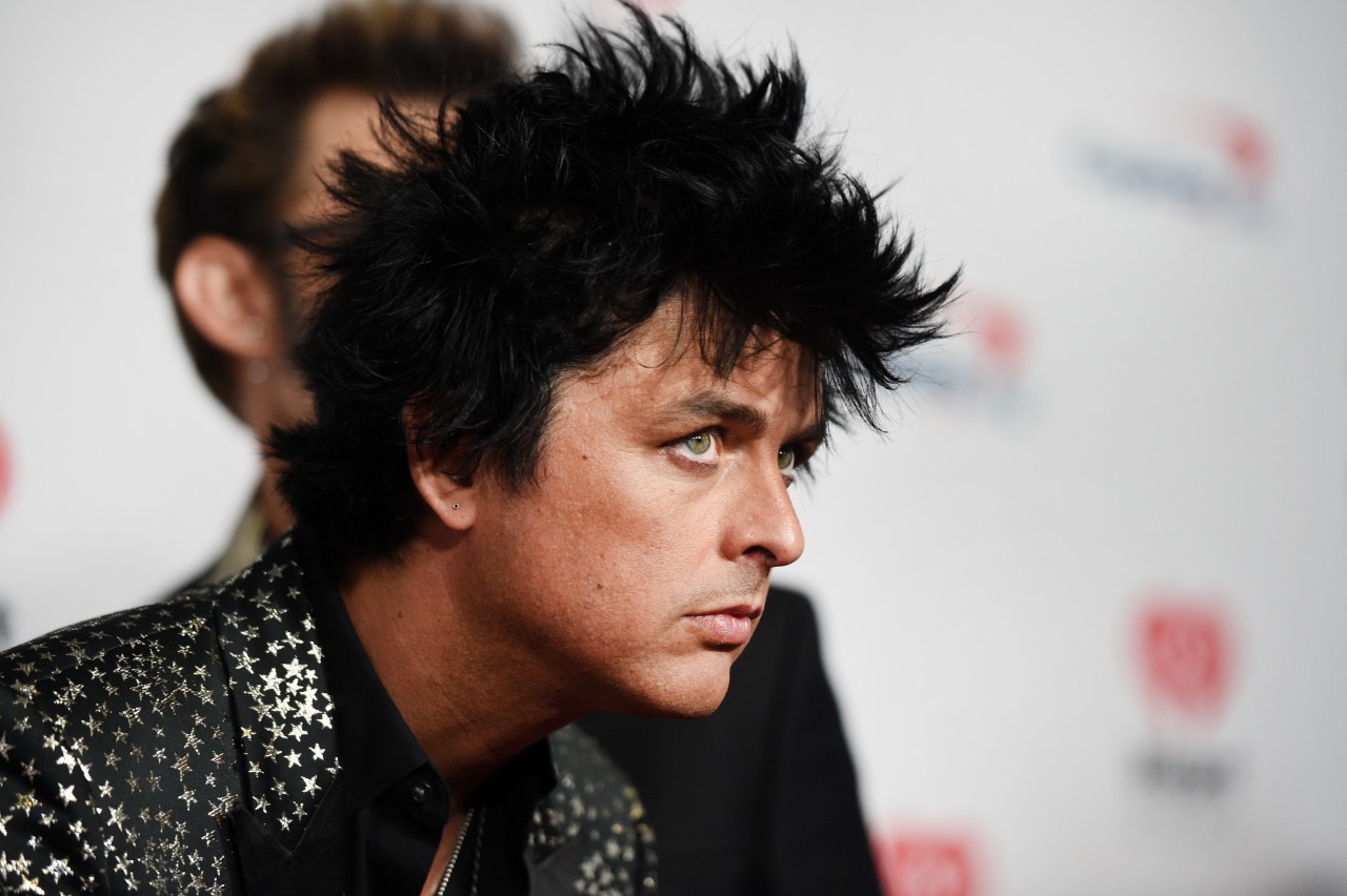 <p>Били Джо Армстронг:&nbsp;Фронтменът на Green Day е откровен за своята сексуалност от дълго време насам. Още през 1995 г. той каза пред The Advocate: &bdquo;Мисля, че винаги съм бил бисексуален. Искам да кажа, това е нещо, което винаги ме е интересувало. Мисля, че хората се раждат бисексуални и просто нашите родители и обществото ни отклоняват от това.&quot;</p>