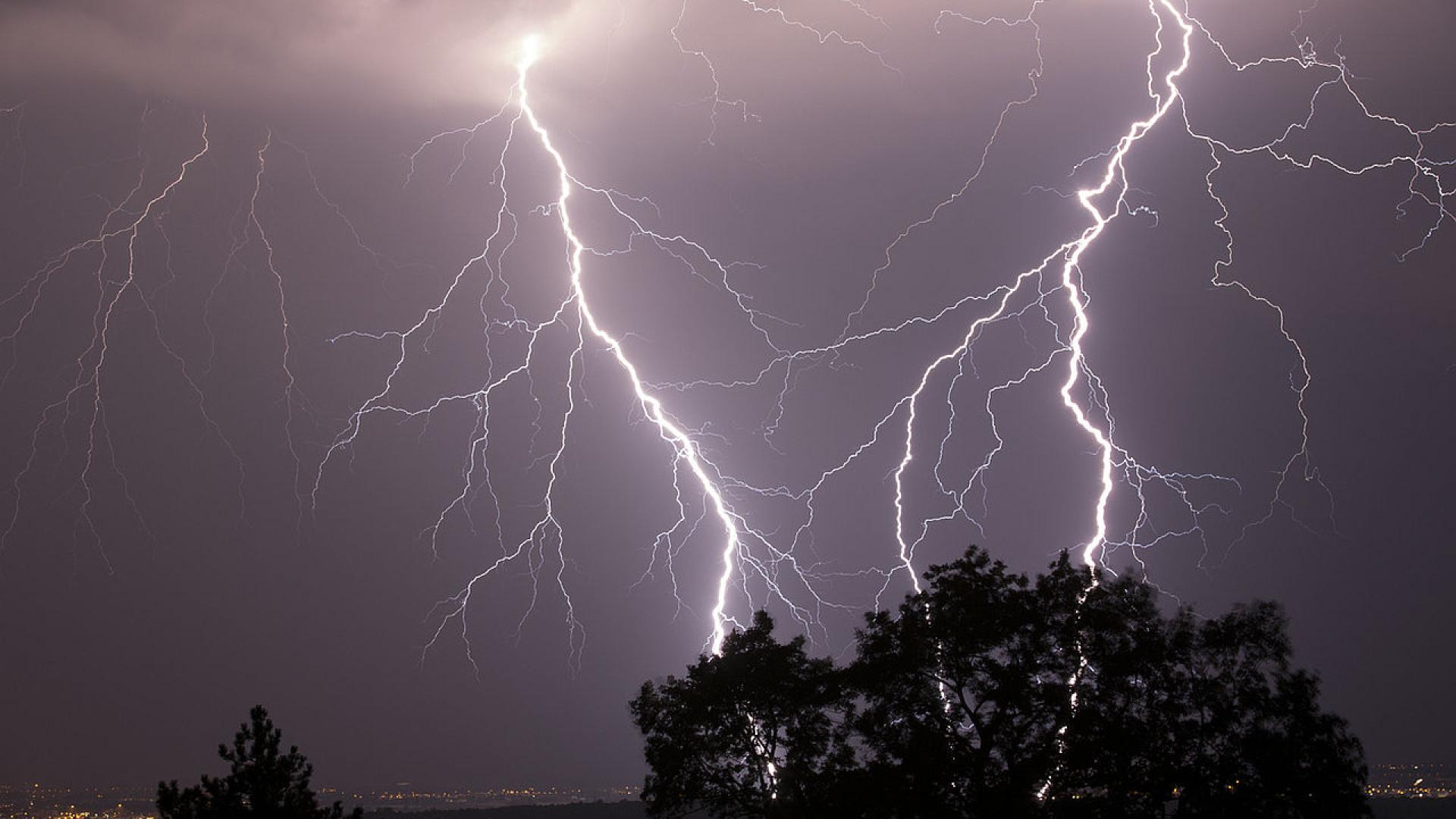 Снастъпването на по топлото време започват и честите гръмотевични бури –