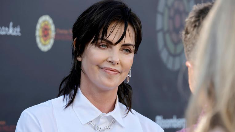  Чарлийз Терон впечатли с нова дръзка прическа 