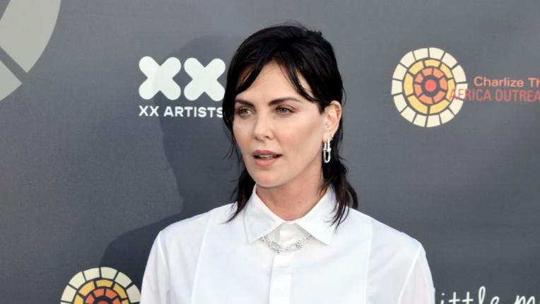  Чарлийз Терон впечатли с нова дръзка прическа 