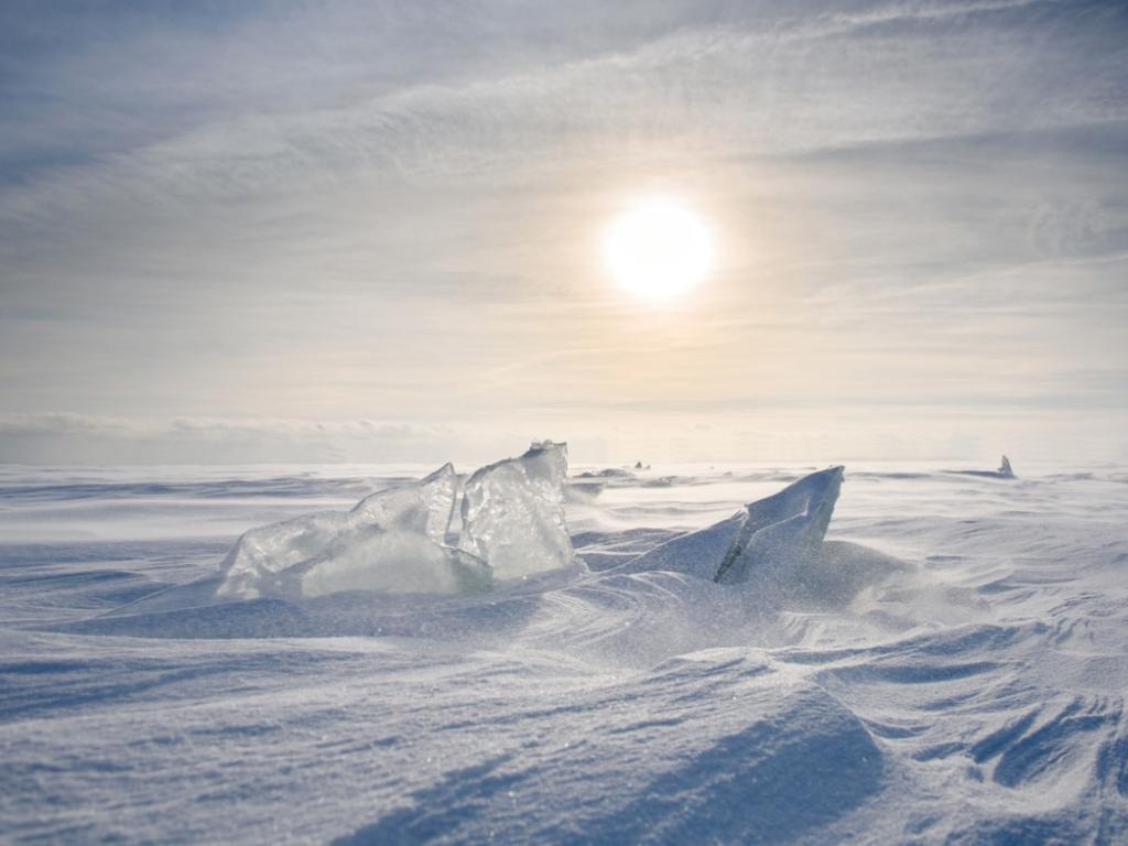 Антарктида е покрита със слой лед със средна дебелина 2
