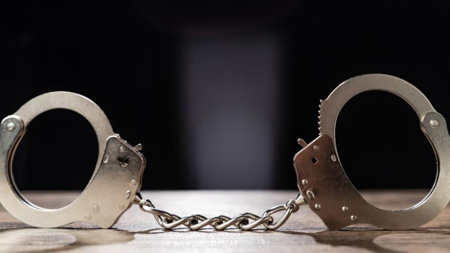 Арестуваха собственик на 45 имота, занимавал се с детска порнография