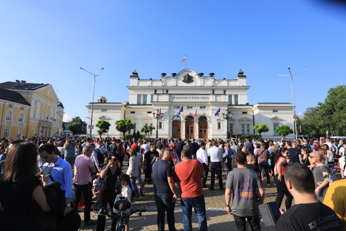 <p>Протест в подкрепа на Никола Минчев пред парламента</p>
