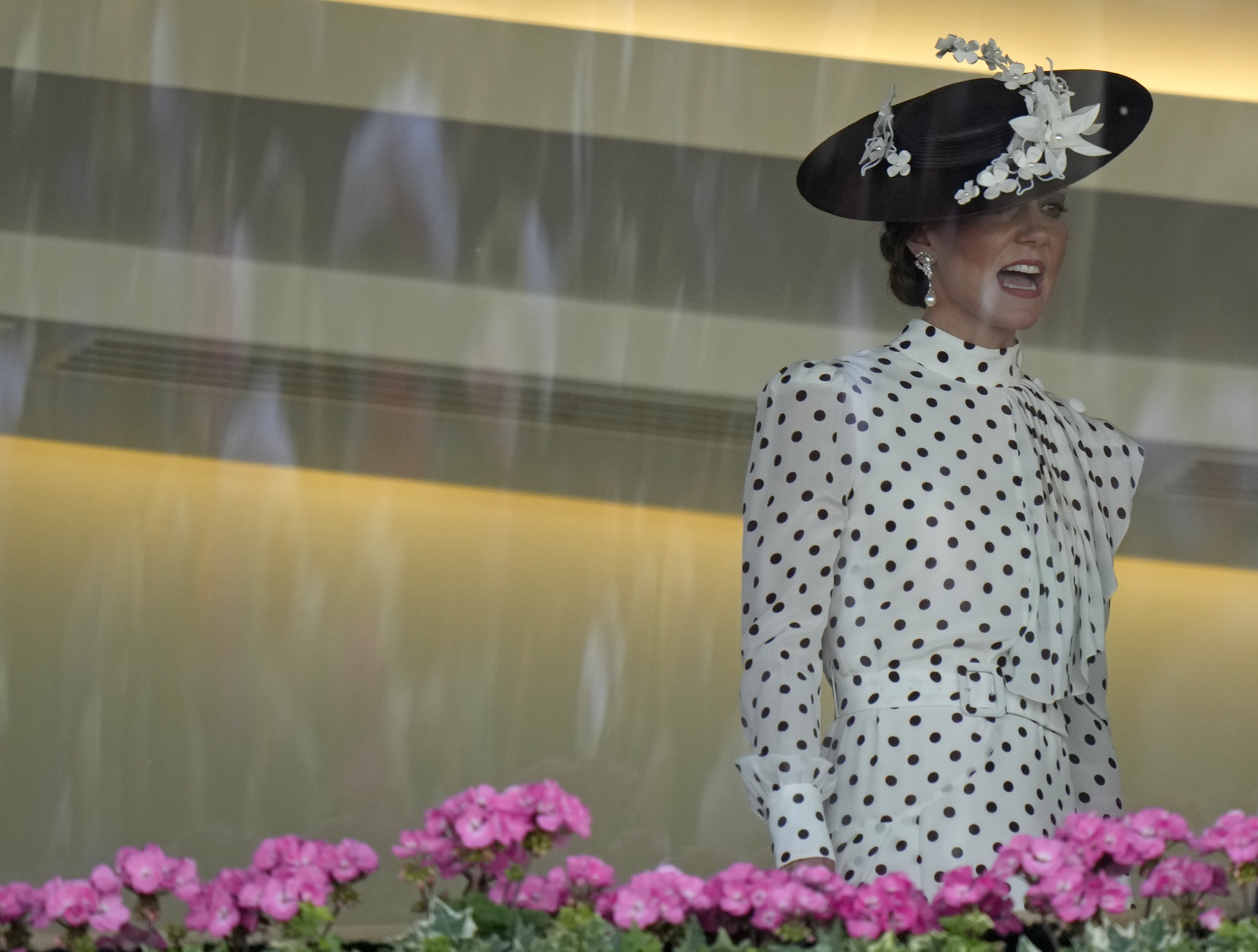Принц Уилям и съпругата му Кейт Мидълтън посетиха в петък конните състезания Роял Аскот. Херцогинята на Кеймбридж отново привлече всички погледи към себе си със стилната си визия. Тя бе избрала елегантен тоалет на точки от Alessandra Rich, който много напомня на визия на принцеса Даяна.