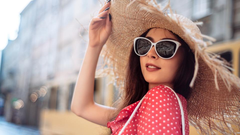 жена лято шапка слънчеви очила