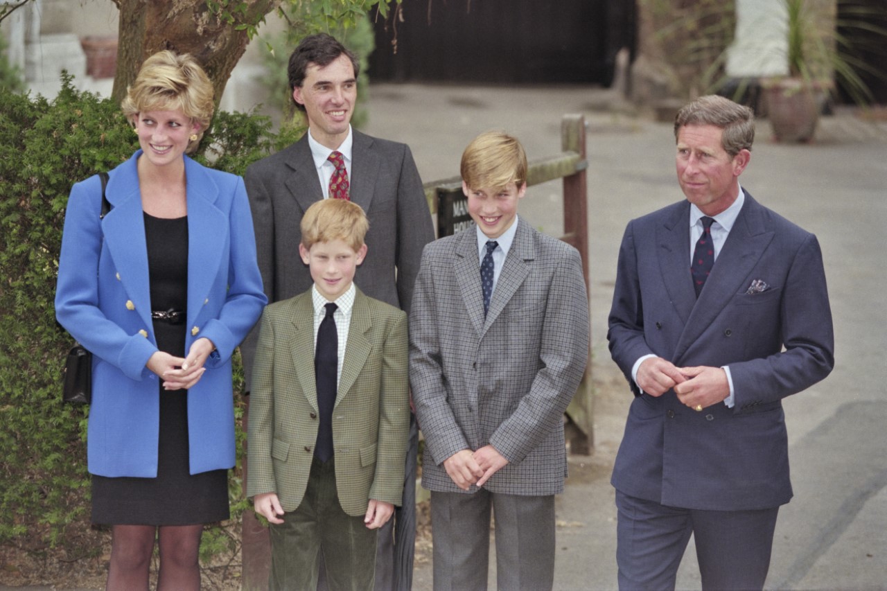 <p>Даяна, принцеса на Уелс (1961-1997), директорът на Итън Колидж в Англия д-р Андрю Гейли, принц Хари, принц Уилям и принц Чарлзпред Итън Колидж в Итън, Бъркшър, Англия, 6 септември 1995 г.</p>
