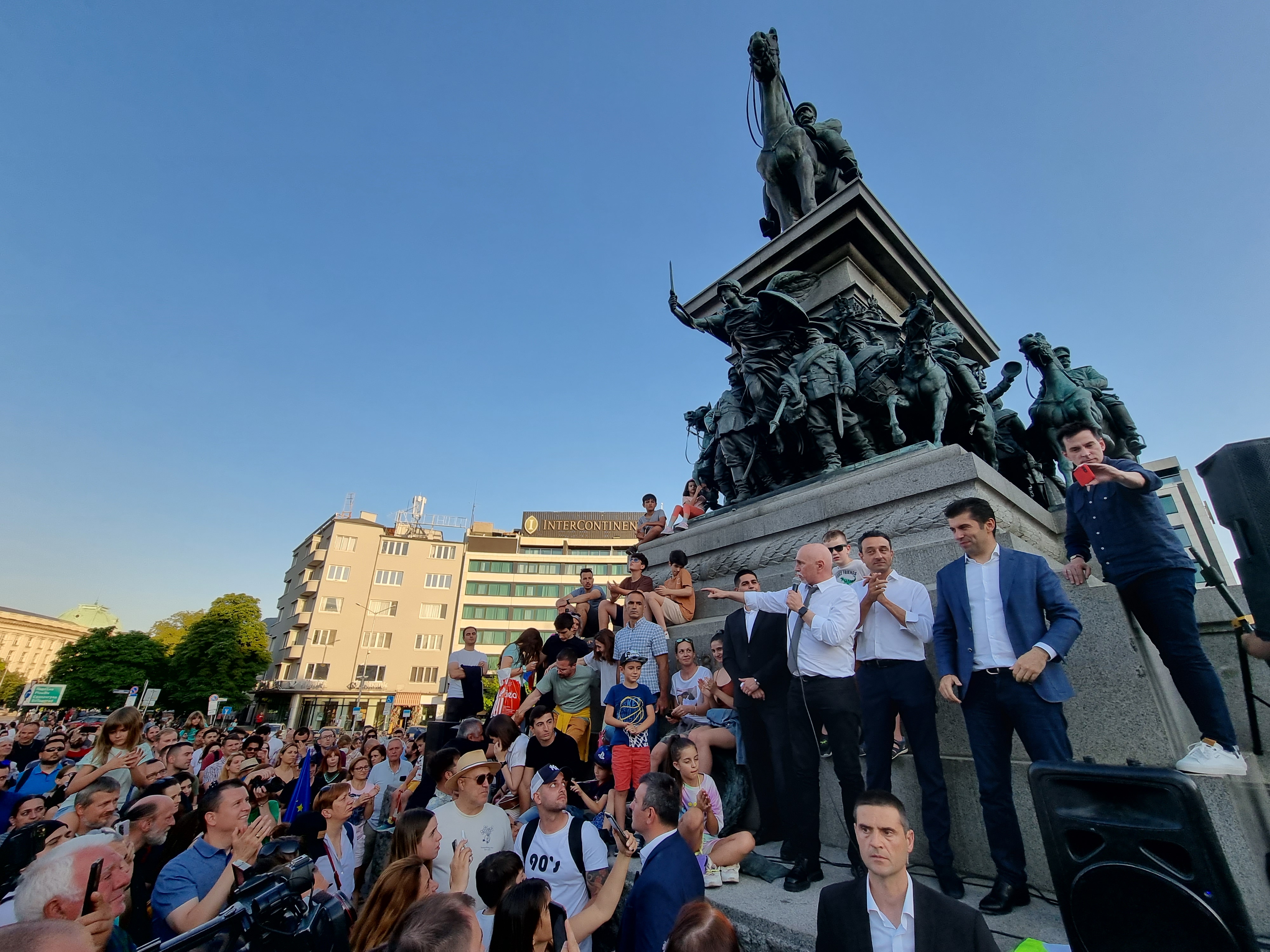 <p>Шествието под надслов &bdquo;Марш за Европейска България - в защита на парламентаризма и демокрацията!&ldquo; тръгна от Президентството и стигна до Народното събрание, където се сля с гражданския протест в подкрепа на правителството. На протеста присъстват също премиерът Кирил Петков, министри и депутати</p>