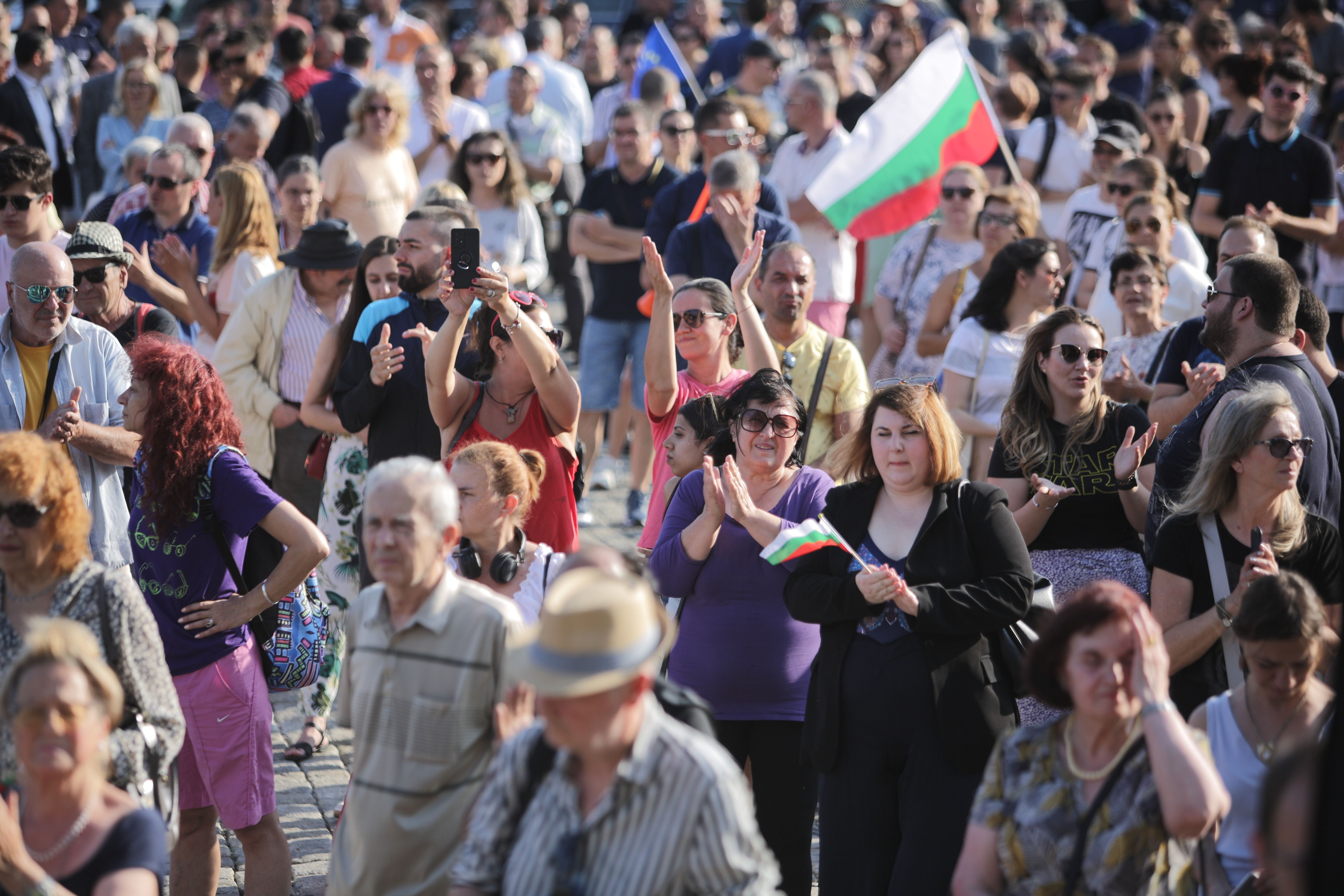 <p>Граждани се събраха на мирен протест в подкрепа на правителството на площад &bdquo;Свети Александър Невски&ldquo;. Исканията на демонстрантите са: България без корупция; да няма обединение между ГЕРБ, ДПС, &quot;Възраждане&quot; и &quot;Има такъв народ&quot;.</p>