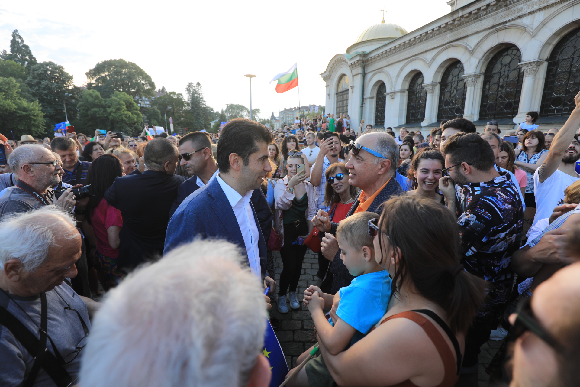 <p>Граждани се събраха на мирен протест в подкрепа на правителството на площад &bdquo;Свети Александър Невски&ldquo;. Исканията на демонстрантите са: България без корупция; да няма обединение между ГЕРБ, ДПС, &quot;Възраждане&quot; и &quot;Има такъв народ&quot;.</p>