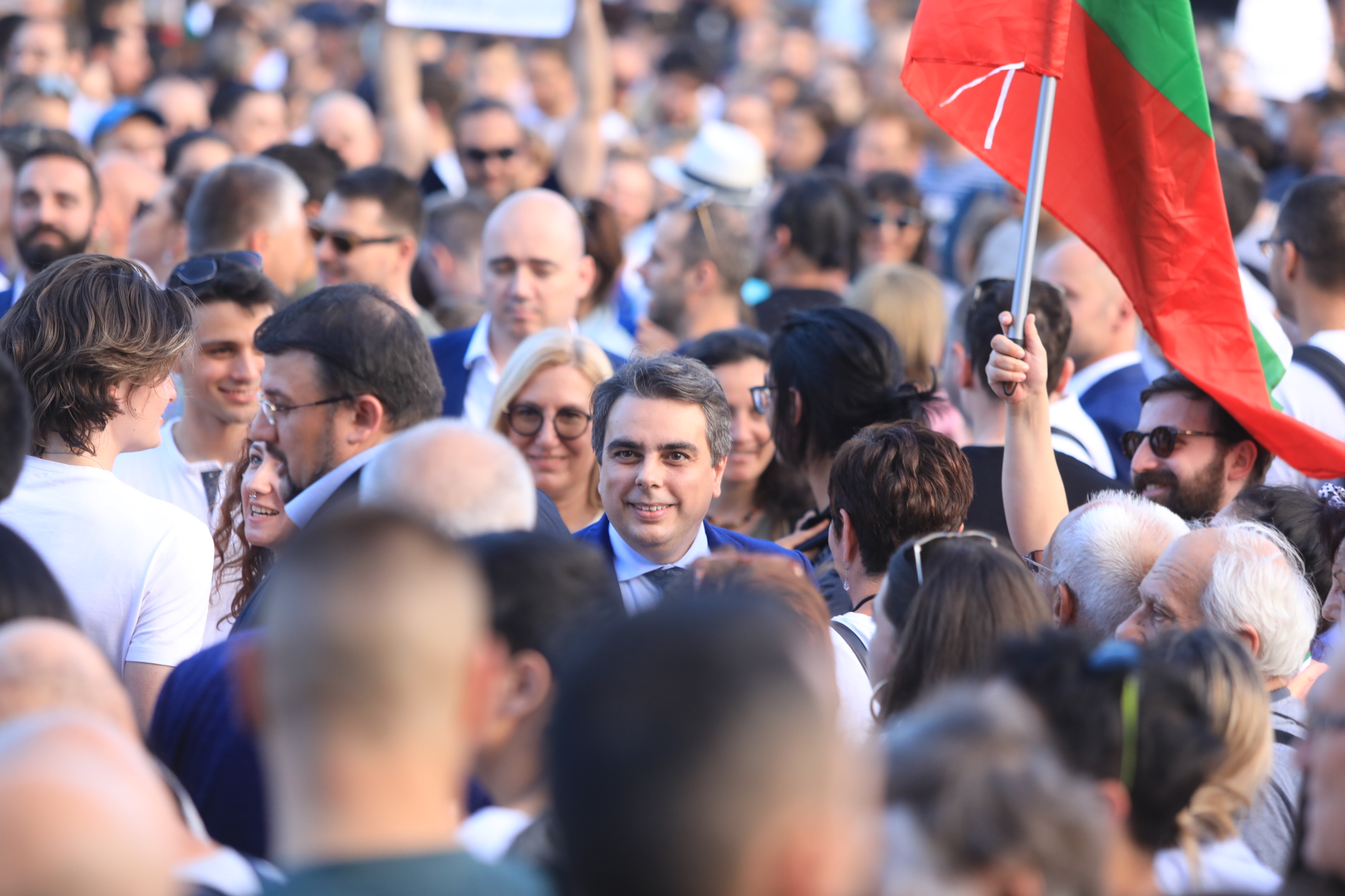 <p>Граждани се събраха на мирен протест в подкрепа на правителството на площад &bdquo;Свети Александър Невски&ldquo;. Исканията на демонстрантите са: България без корупция; да няма обединение между ГЕРБ, ДПС, &quot;Възраждане&quot; и &quot;Има такъв народ&quot;.</p>