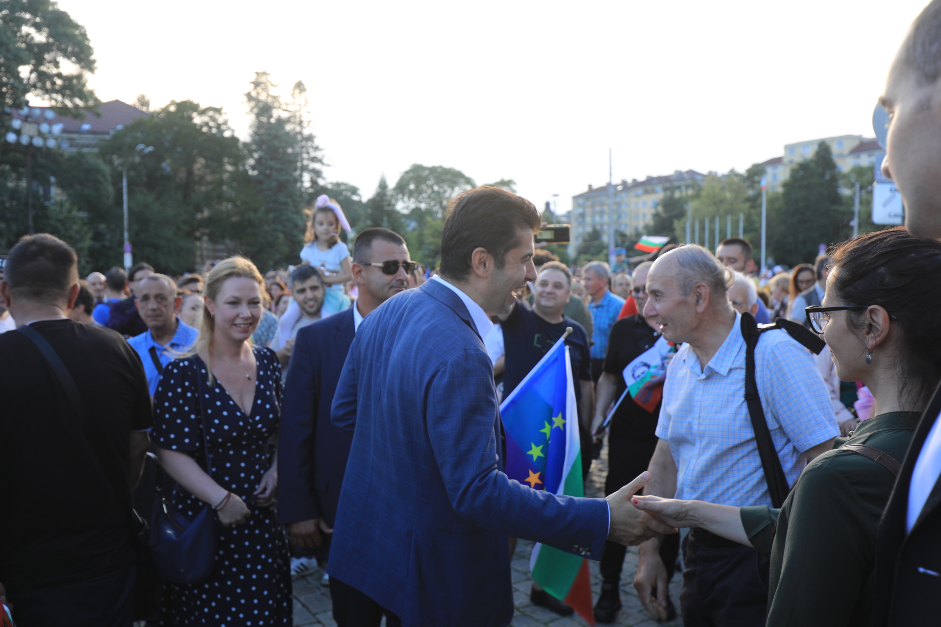 <p>Граждани се събраха на мирен протест в подкрепа на правителството на площад &bdquo;Свети Александър Невски&ldquo;. Исканията на демонстрантите са: България без корупция; да няма обединение между ГЕРБ, ДПС, &quot;Възраждане&quot; и &quot;Има такъв народ&quot;.</p>