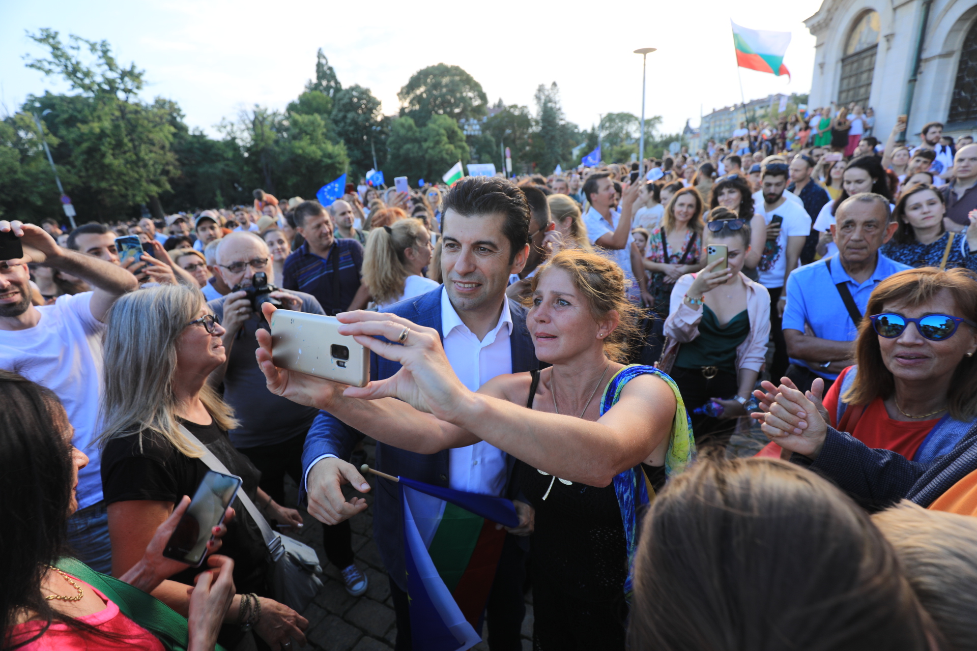 <p>Граждани се събраха на мирен протест в подкрепа на правителството на площад &bdquo;Свети Александър Невски&ldquo;. Исканията на демонстрантите са: България без корупция; да няма обединение между ГЕРБ, ДПС, &quot;Възраждане&quot; и &quot;Има такъв народ&quot;.</p>