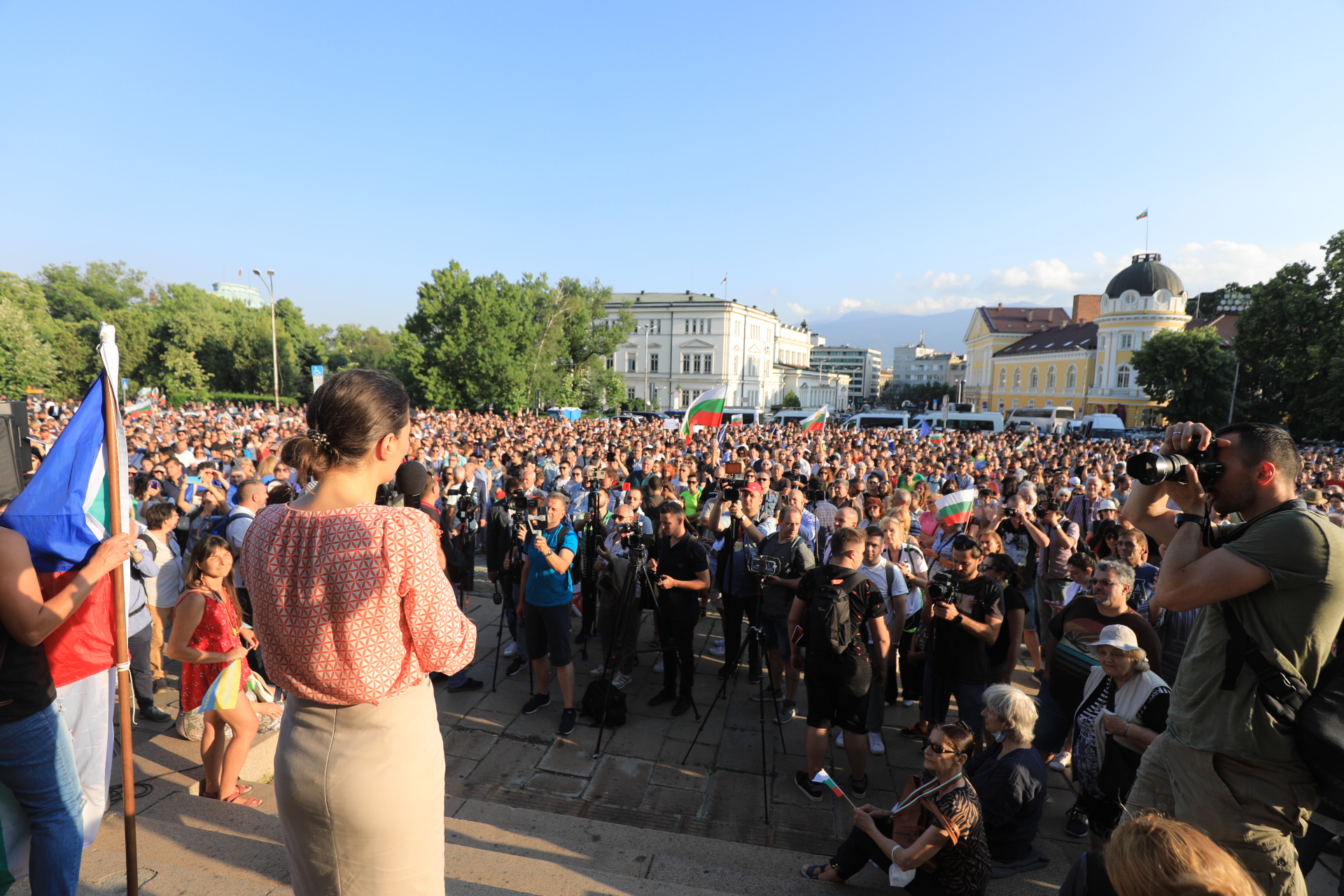 <p>Граждани се събраха на мирен протест в подкрепа на правителството на площад &bdquo;Свети Александър Невски&ldquo;. Исканията на демонстрантите са: България без корупция; да няма обединение между ГЕРБ, ДПС, &quot;Възраждане&quot; и &quot;Има такъв народ&quot;.</p>