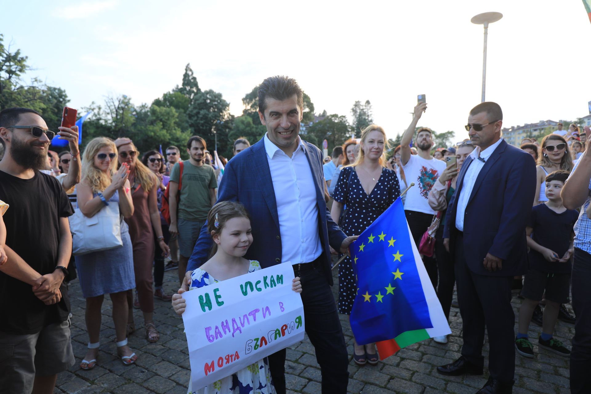 <p>Граждани се събраха на мирен протест в подкрепа на правителството на площад &bdquo;Свети Александър Невски&ldquo;. Исканията на демонстрантите са: България без корупция; да няма обединение между ГЕРБ, ДПС, &quot;Възраждане&quot; и &quot;Има такъв народ&quot;.</p>