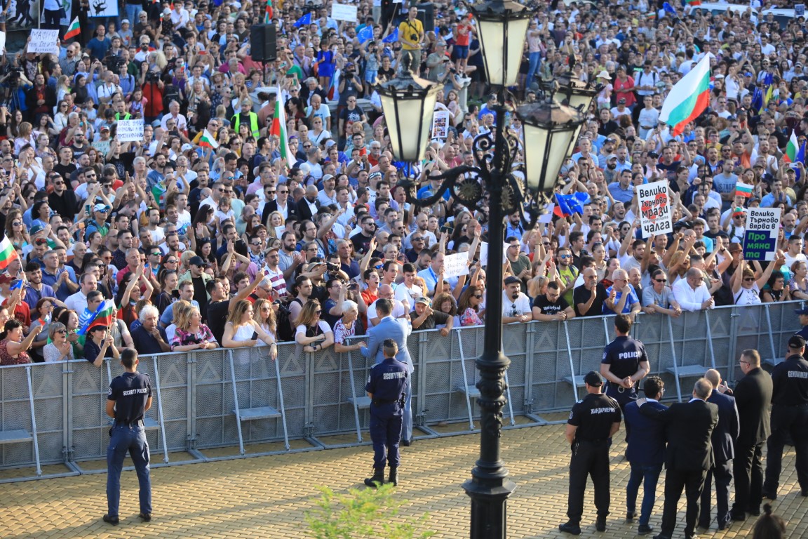 <p>Хиляди демонстрират в подкрепа на правителството</p>