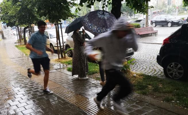 Силна буря в София, наводнени са подлези (СНИМКИ/ВИДЕО)