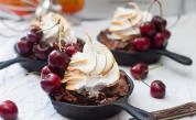 Десерт, с който ще впечатлите гостите си: Брауни с вишни и целувчена шапка