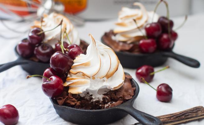 Десерт, с който ще впечатлите гостите си: Брауни с вишни и целувчена шапка Десерт, с който ще впечатлите гостите си: Брауни с вишни и целувчена шапка