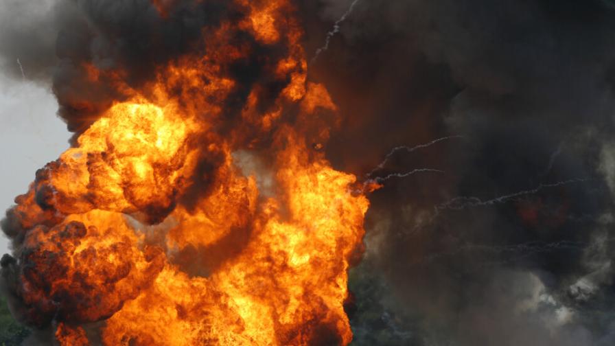 "Тук е като военна зона": Огромен взрив на бензиностанция в Русия, има 35 жертви