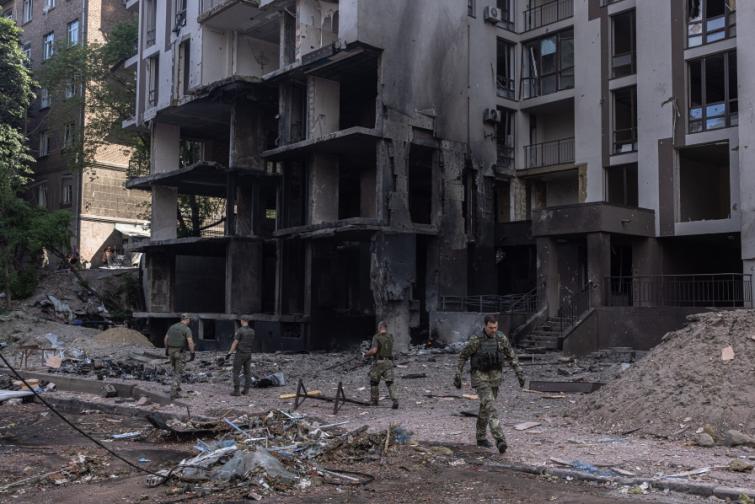 Ракетен удар по жилищна сграда в Киев
