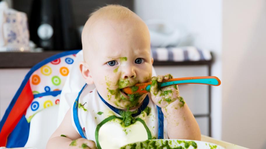 10 примера за това как изглеждат бебетата, когато се учат да се хранят
