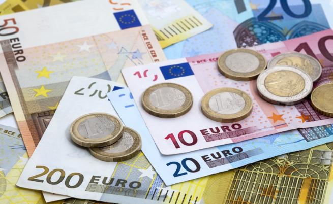 Еврото се срива, вероятна е рецесия