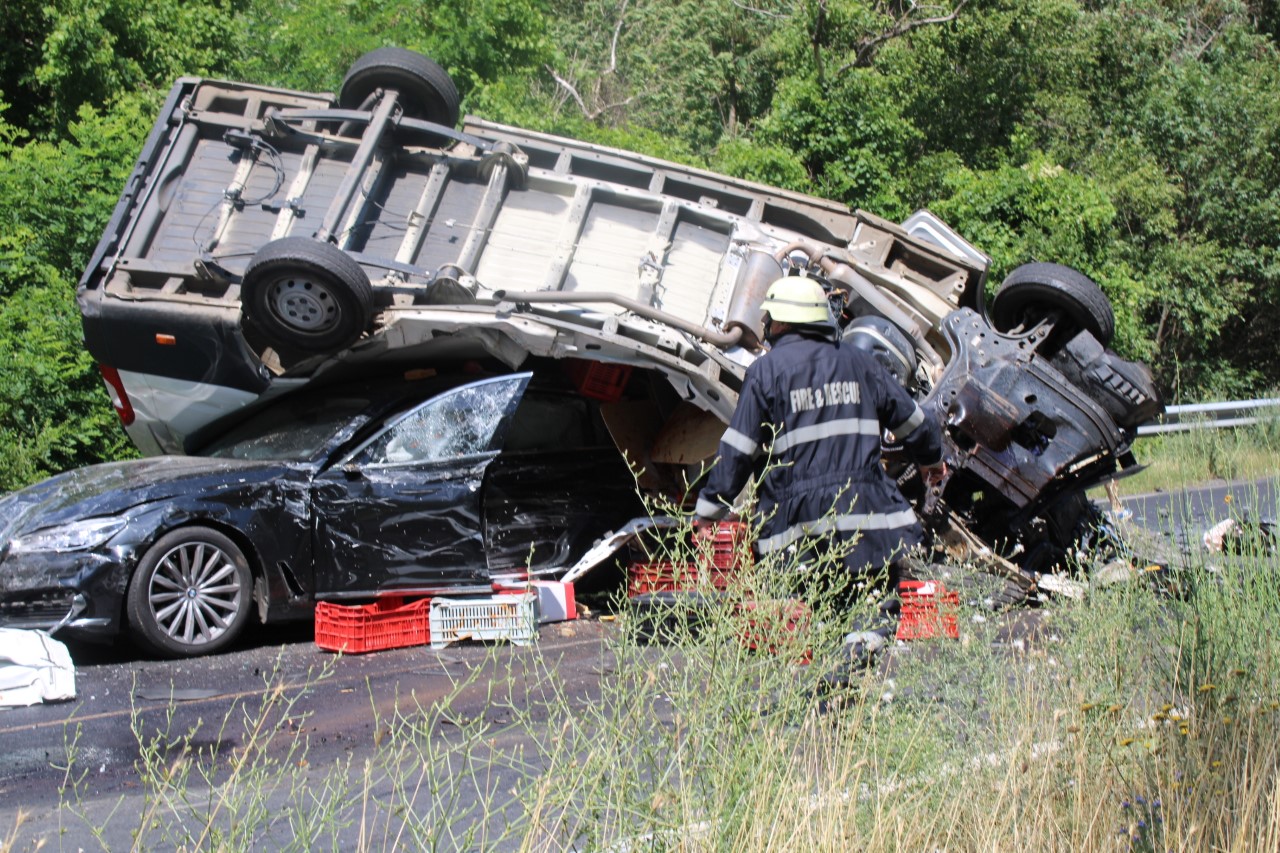 <p>Тежка катастрофа на Главен път Е-79 в Кресненското дефиле. Инцидентът е станал между лек автомобил, бус и тежкотоварен камион. Двама души са загинали при пътнотранспортното произшествие</p>