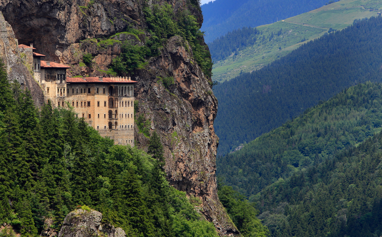 <p><strong>2. Soumela Monastery - православен манастир, намиращ се в планината Карадаг</strong></p>