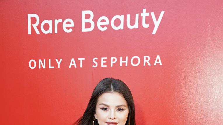  Селена Гомес в две прелестни визии през юни 