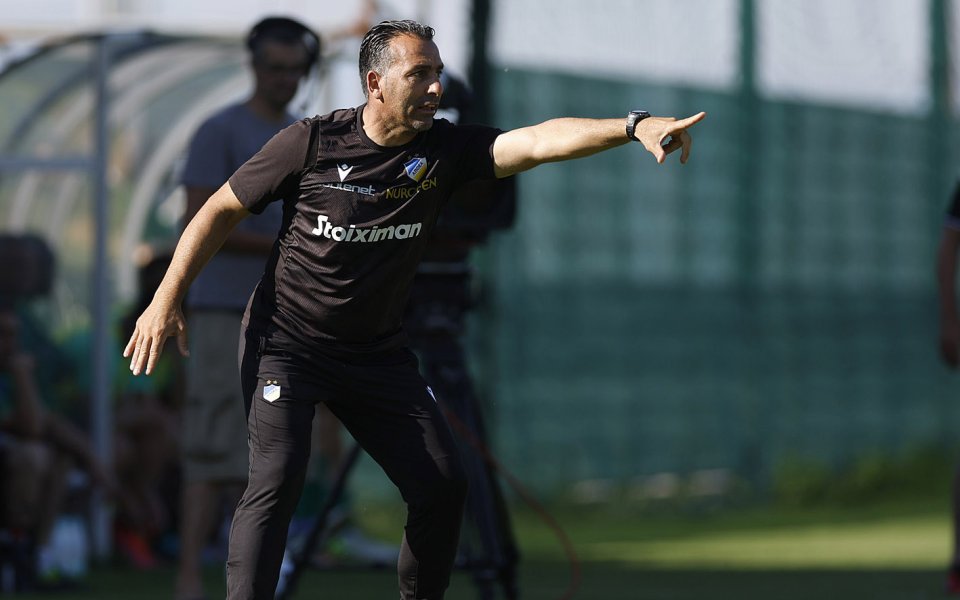 Футболистът играе като ляво крило и е юноша на Коринтианс.