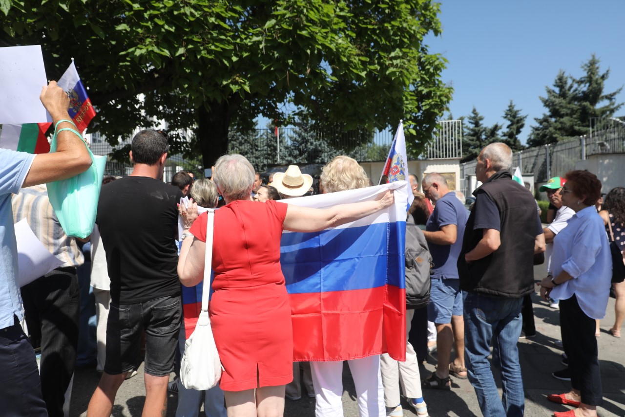 <p>Шествие в подкрепа на Русия пред руското посолство в София</p>