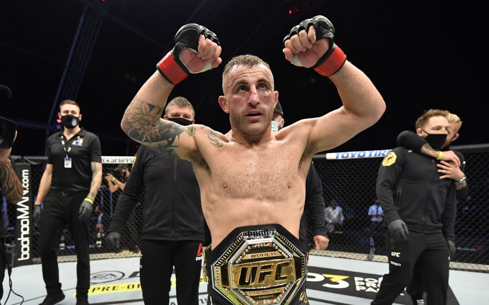 Шампионът в категория перо на UFC Александър Волкановски за пореден