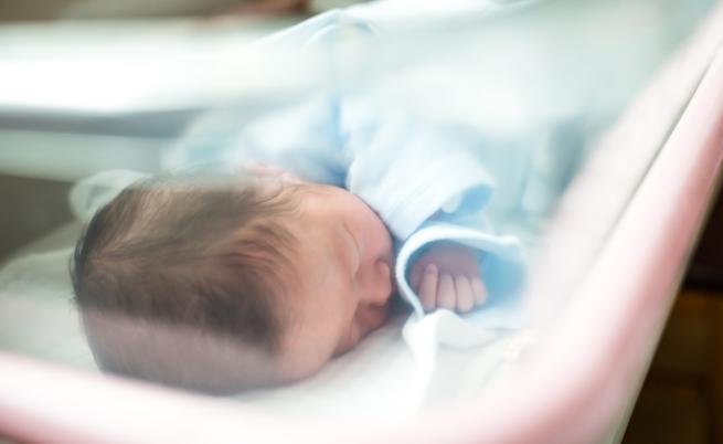 Жена отвлече новородено бебе в Испания